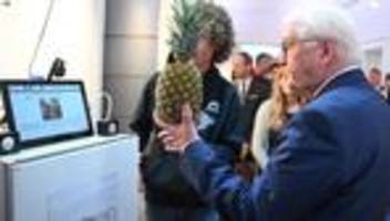 künstliche intelligenz: bundespräsident testet intelligenten kühlschrank mit ananas