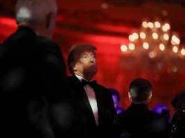 Mit Sylvester Stallone und Musk: Trump feiert rauschende Siegesgala in Mar-a-Lago