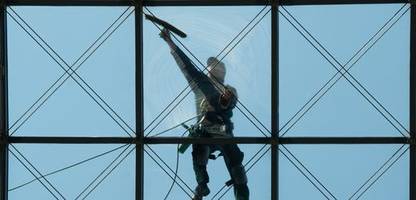 Gebäudereiniger erhalten durch Tarifeinigung ab 2025 deutlich mehr Lohn