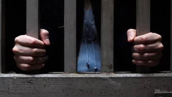 teenager ist ihr „crystal meth“ - lehrerin verlässt mann für schüler - jetzt drohen ihr über 20 jahre haft