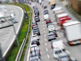 branche schlägt alarm: zu wenige lkw-fahrer - weihnachten in gefahr?