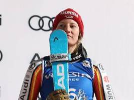 Oben aber thront die Königin: Beim Slalom-Auftakt fährt Lena Dürr direkt auf Podest