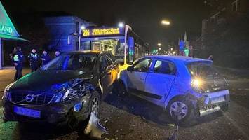 Rettungswagen kollidiert mit Auto – dann fährt ein Bus hitnen auf