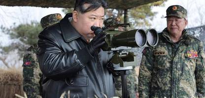 Nordkorea Kim ruft zur Kriegsvorbereitung auf und schickt offenbar Artilleriegeschütze an Russen