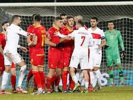 Wales und Tschechien steigen auf: Türkei verspielt Matchball, dann gibt's Handgreiflichkeiten