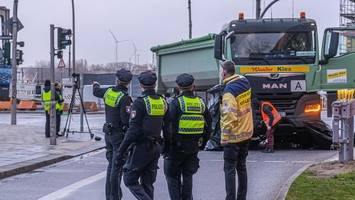 mutter in hafencity von lkw überrollt – fahrer schrie und weinte