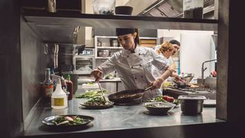 „kann mich nur entschuldigen" - star-koch muss restaurant schließen, 246 gäste wollen geld zurück