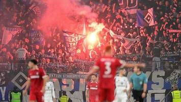 HSV-Fan schlägt auf Freiburg-Anhänger ein und entwendet ihren Schal