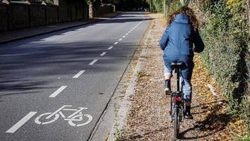 lkw-fahrer schlägt 22-jährige radfahrerin nach beinahe-unfall