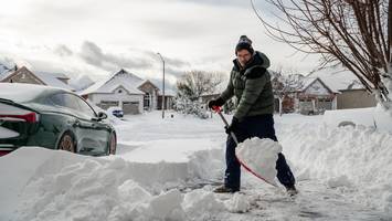 Wenn es schneit - Wann Sie Schnee räumen müssen – sonst droht ein Bußgeld