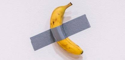 Kunst-Werk »Comedian«: Banane mit Klebeband von Maurizio Cattelan bei Sotheby's für 6,2 Millionen US-Dollar versteigert