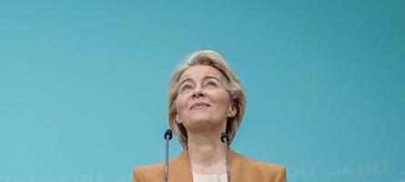 Ursula von der Leyen leistet Erste Hilfe im Flugzeug