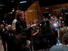 ein kultureller völkermord: nan goldin kritisiert deutschland in rede über gaza-krieg