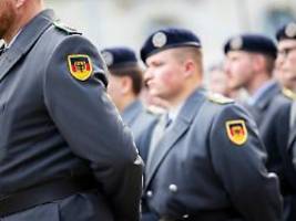 mode-update für 825 millionen: neue ausgeh-uniform - das teure projekt der bundeswehr