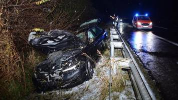 Unfall auf der A1: Autos rasen trotz Glätte vorbei