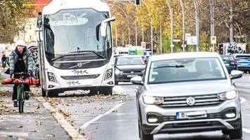 erbitterter radweg-streit: hier fallen 175 parkplätze weg
