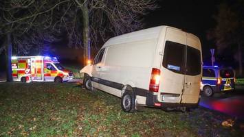 Schwerer Unfall auf B431: Sprinter rast im Kreisel gegen Baum