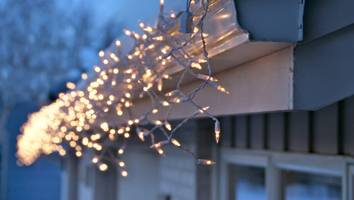 „hing eine stunde lang in einem baum" - mann schmückt sein haus mit weihnachtsdeko und bezahlt es mit seinem leben