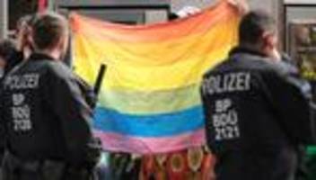 Queerfeindlichkeit: Neue Hauptgegner für eine neue Generation von Neonazis