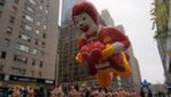 us-feiertag: pitschnasse thanksgiving-parade schwebt durch new york