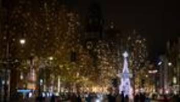 adventszeit: kurfürstendamm erstrahlt in festlicher weihnachtsbeleuchtung