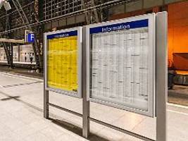 ankunftsübersicht am bahnsteig: bahn hängt papierpläne doch noch länger aus