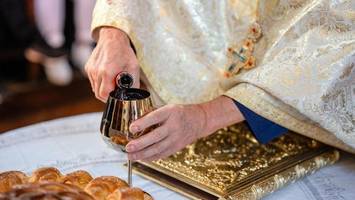 säure im kelch: pfarrer nach messe ins krankenhaus eingeliefert