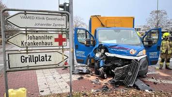 zwei verletzte bei frontalcrash mit hähnchengrillwagen