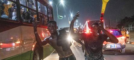 massenpanik bei fußballspiel in westafrika kostet zahlreiche menschen das leben