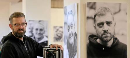 „schau mich an“: ausstellung zeigt süchtige vom helmut-haller-platz im porträt