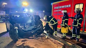 Unfall bei A7 in Schnelsen: Autofahrer reißt Laterne aus dem Boden