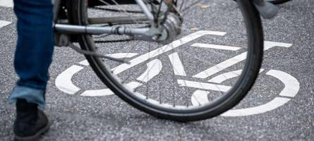 Trotz Kollision mit einem Auto: Radfahrer fährt einfach weiter