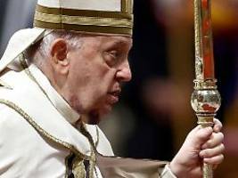 zuhause verletzt?: papst franziskus sorgt mit hämatom für aufsehen