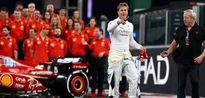 formel 1: brad pitt macht selfies mit ferrari-piloten und crasht die nationalhymne