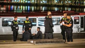 sorge vor silvester: polizei sperrt jungfernstieg mit zäunen ab