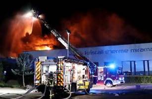 therme stürzt teilweise ein: feuer zerstört erlebnisbad miramar in weinheim fast vollständig