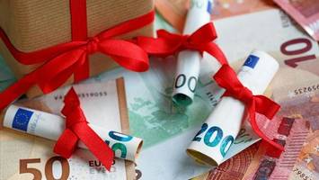 weihnachtsgeld investieren: expertin warnt vor böser Überraschung