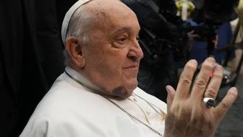 sorge um papst franziskus: blauer fleck wirft fragen auf