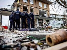 wohnhaus eingestürzt, sechs tote: polizei nimmt verdächtige nach explosion in den haag fest