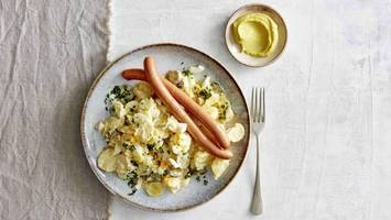 klassiker zu weihnachten: mayo-kartoffelsalat mit würstchen