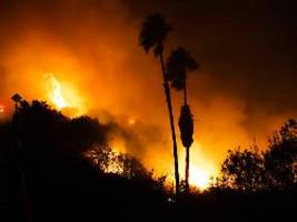 beängstigende zeiten: promis fliehen vor feuer aus malibu