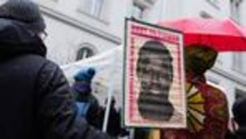getöteter senegalese: angeklagte für tödliche polizeischüsse auf geflüchteten freigesprochen