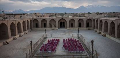 Iranische Sängerin Parastu Ahmadi performt öffentlich ohne Kopftuch
