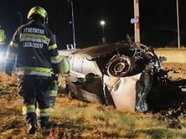 Zugunfall in der Steiermark: Regionalbahn kracht in Auto - Rentner verletzt