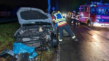 Unfall im Landkreis Harburg: Frau prallt mit Auto vor einen Baum