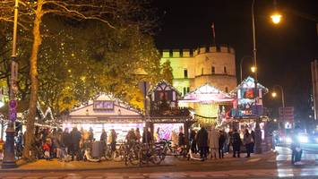 Entschärfungsdienst rückt an - Polizei räumt Kölner Weihnachtsmarkt - Herrenloser Koffer gefunden