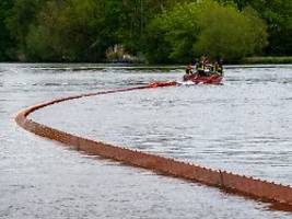 Polizei sucht nach Verursacher: Mehrere Tausend Liter Öl auf dem Neckar ausgetreten