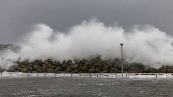 sturm über der nordsee: helgoland-fähre muss im hafen bleiben