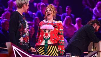 Es ging um Weihnachtspulli - Nach Spruch von Inka Bause bei „The Masked Singer“ läuft Palina Rojinski tiefrot an