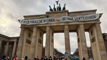 kurdische aktivisten besetzen brandenburger tor